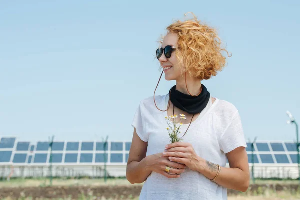 Mujer Sonriente Disfrutando Las Vistas Sosteniendo Manzanillas Sobre Vista Del — Foto de Stock