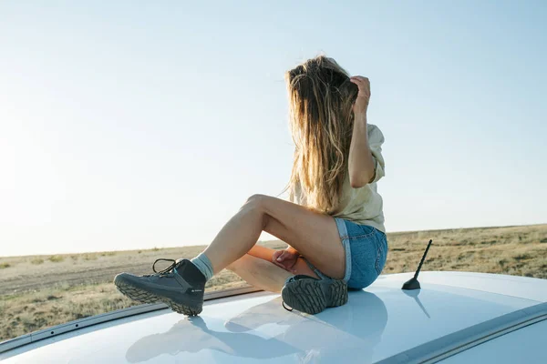 Mujer Tranquila Sentada Techo Coche Disfrutando Del Viento Las Vistas —  Fotos de Stock