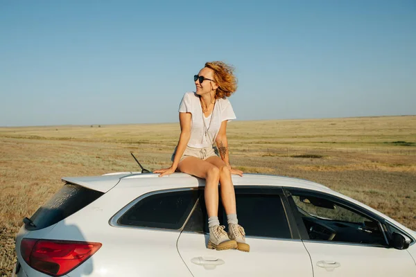 Joyfull Mulher Sentada Telhado Carro Desfrutando Vento Vistas Sobre Planície — Fotografia de Stock