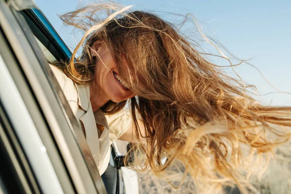 Drôle Femme Joyeuse Qui Sort Par Fenêtre Voiture Les Cheveux — Photo