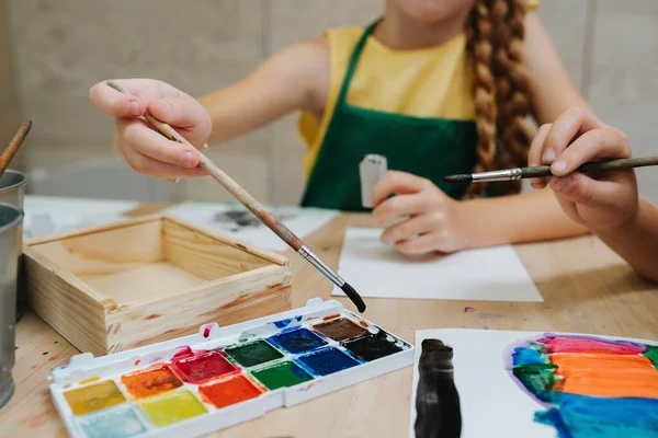 Imagen Recortada Niños Pintando Con Acuarela Bajo Ángulo Están Sentados —  Fotos de Stock