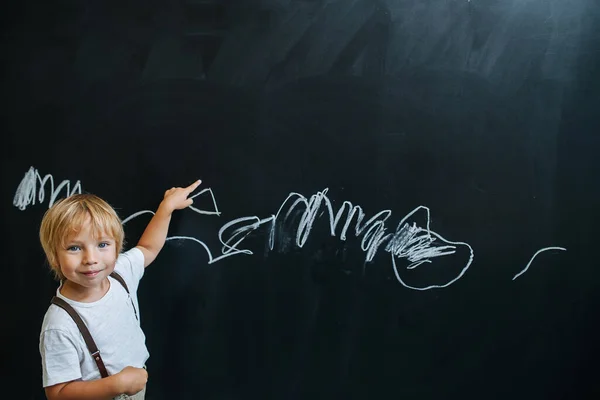 Guapo Niño Juguetón Escribiendo Tonterías Tablero Dibujo Negro Fingiendo Ser — Foto de Stock