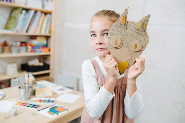 Muñeca niña mirando desde el lado de cartón hecha a mano máscara de zorro —  Fotos de Stock