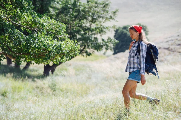 Side View Woman Read Headband Hiking Grassy Hills She Wearing — Stock Photo, Image