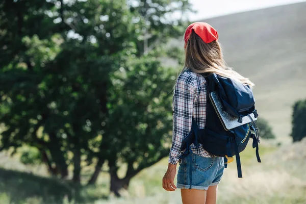 Mujer Con Una Diadema Lectura Senderismo Colinas Cubiertas Hierba Por — Foto de Stock