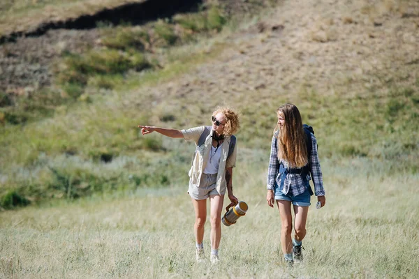 Dos Amigas Haciendo Senderismo Colinas Cubiertas Hierba Yendo Cuesta Arriba — Foto de Stock