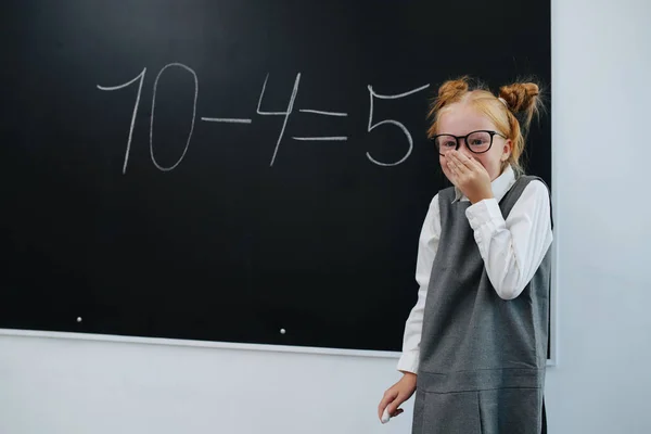 Захоплена Дівчина Гіґґлінг Вирішує Базове Рівняння Математики Дошці Класі Вона — стокове фото