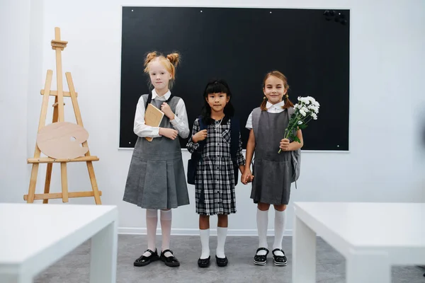 Shoolgirls Árbol Con Mochilas Pie Una Clase Delante Una Pizarra —  Fotos de Stock