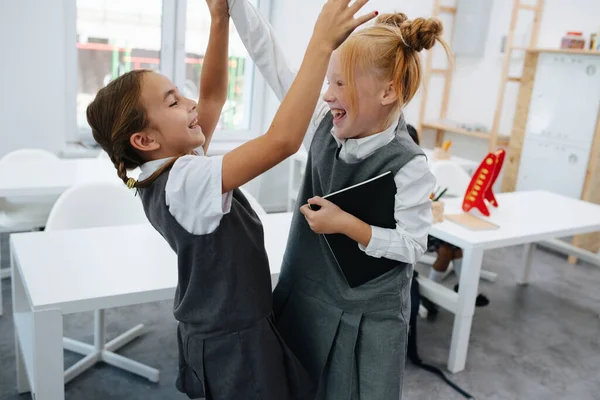 两个小学生在学校里打了一场友谊赛 在明亮的教室里 — 图库照片