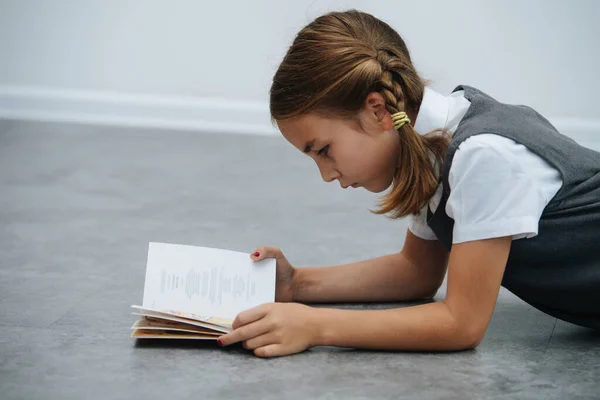 Zijaanzicht Van Een Klein Schoolmeisje Een Uniform Liggend Vloer Het — Stockfoto