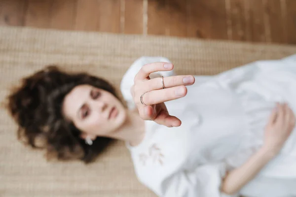 Jeune Femme Floue Robe Été Couchée Sur Sol Levant Main — Photo