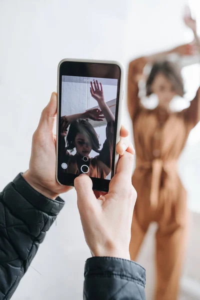 Mannelijke Handen Die Foto Maken Van Een Model Met Smartphone — Stockfoto