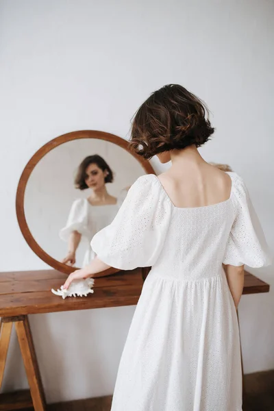 Portrait Miroir Une Femme Timide Sensuelle Robe Blanche Belle Brune — Photo