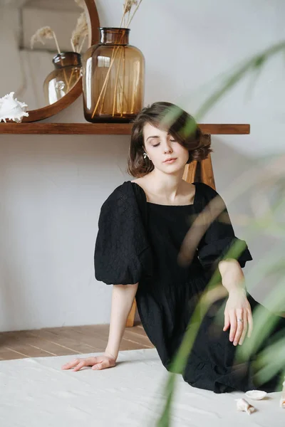 Лангидная Красивая Женщина Сидящая Полу Скромном Черном Платье Красивая Брюнетка — стоковое фото