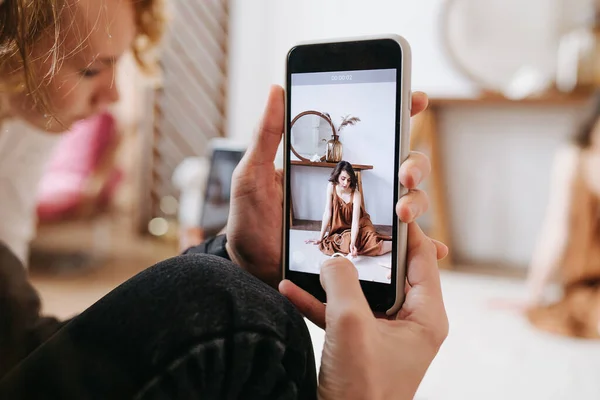 Een Man Die Foto Maakt Van Een Model Met Zijn — Stockfoto