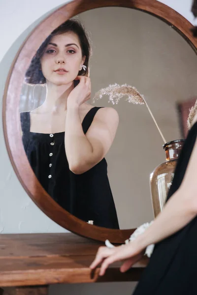 Reflexão Espelho Uma Jovem Sensual Bonito Vestido Preto Retrato Uma — Fotografia de Stock