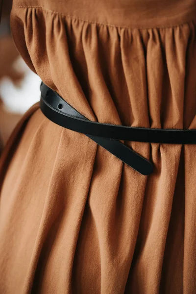 Taille Une Femme Robe Marron Avec Ceinture Noire Pas Tête — Photo