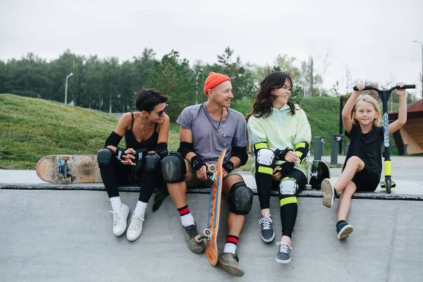 Jongen Met Scooter Drie Volwassen Skaters Chillen Het Dek Skatepark — Stockfoto