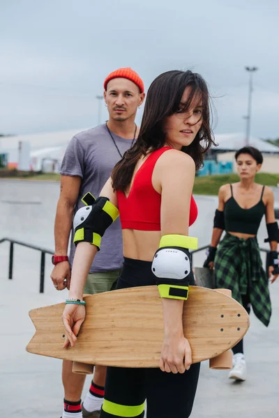 Aantrekkelijke Brunette Skater Die Naar Camera Kijkt Haar Hoofd Draait — Stockfoto