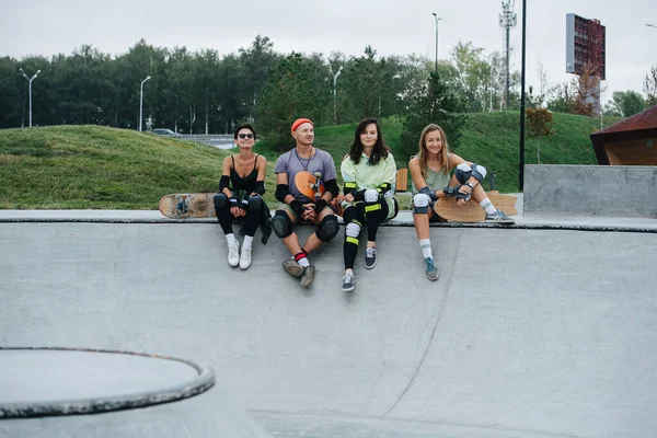 Longshot Portret Van Een Groep Skaters Chillen Het Dek Skatepark — Stockfoto