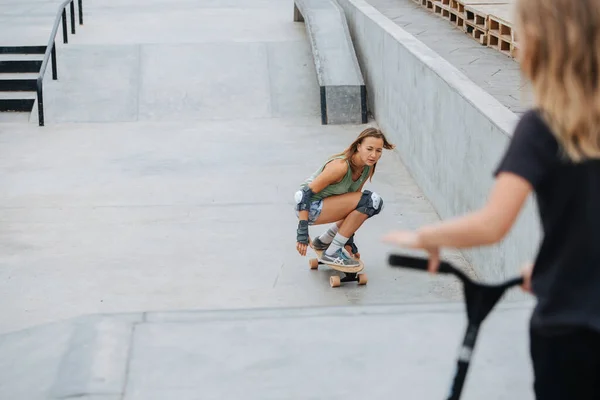 Jonge Vrouw Skate Een Lage Houding Klaar Een Oprit Rollen — Stockfoto