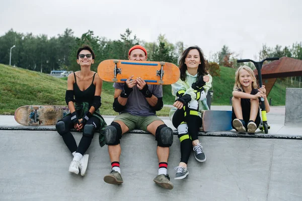 Groepsportret Van Schaatsers Chillen Het Dek Het Skatepark Vermaken Zich — Stockfoto