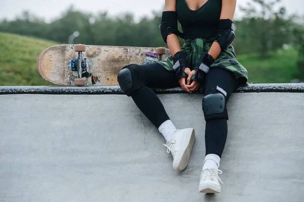 Geen Hoofdbeeld Van Een Vrouwelijke Schaatser Die Rust Een Dek — Stockfoto