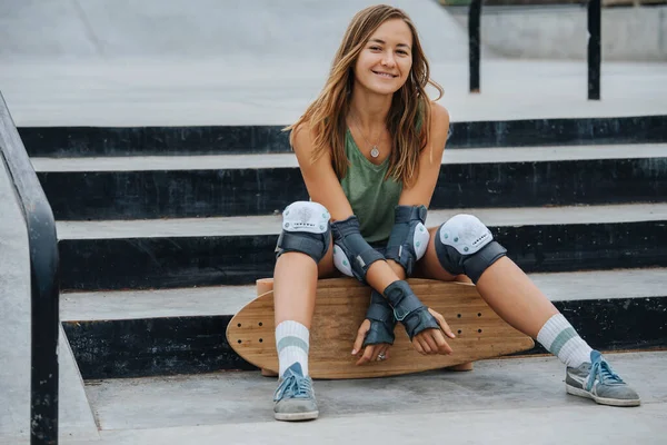 Aantrekkelijke Vrouw Skater Zit Kleine Betonnen Trappen Skatepark Met Beschermende — Stockfoto