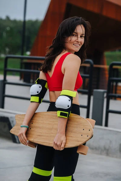 Joyeux Patineur Brune Confiant Regardant Caméra Tournant Tête Elle Tient — Photo