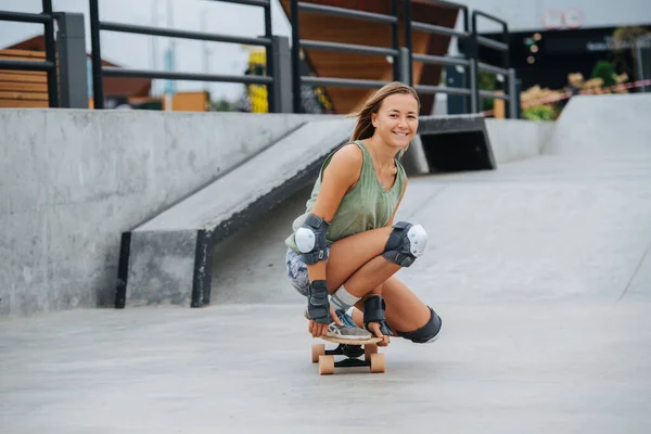 Speels Mooi Blond Skate Rollen Een Lage Houding Skatepark Gelukkig — Stockfoto