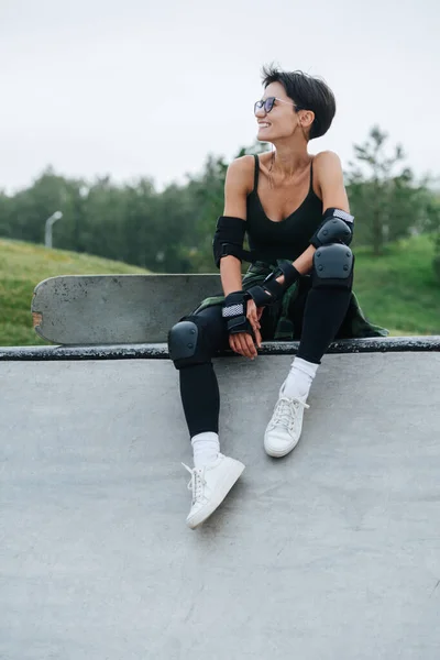 Joyful Vrouw Skater Met Kort Haar Een Zonnebril Rusten Een — Stockfoto