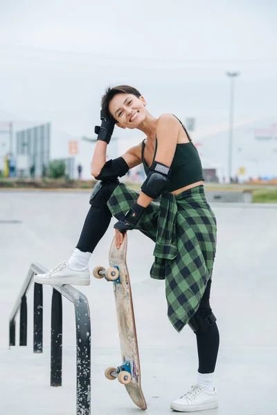 Retrato Una Alegre Patinadora Pisando Con Una Pierna Sobre Barandilla — Foto de Stock