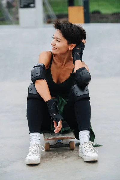 Vrolijke Vrouw Skater Met Kort Haar Haar Board Rustend Vermaakt — Stockfoto