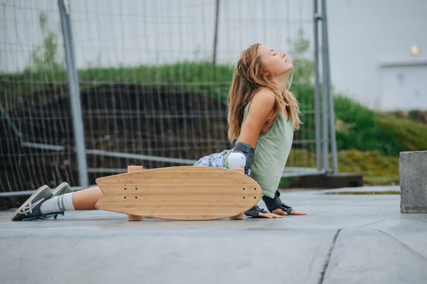 Een Prachtig Meisje Ligt Een Betonnen Vloer Het Skatepark Onderste — Stockfoto