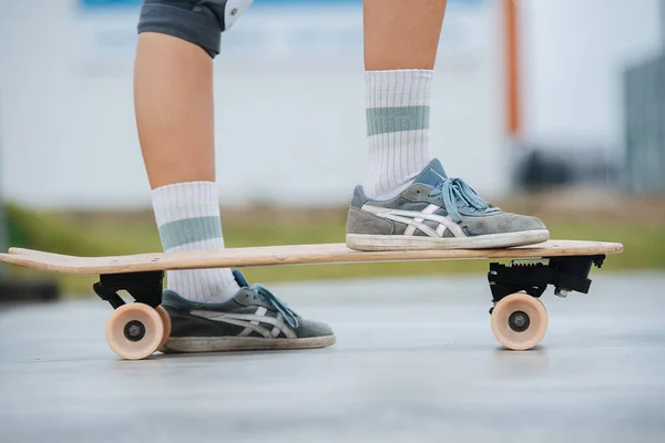 Close Knie Hoog Zicht Benen Van Een Schaatser Zijaanzicht Wazige — Stockfoto