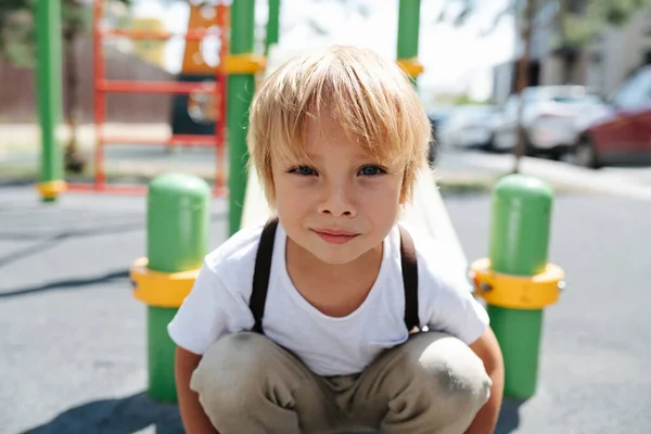 Портрет Милого Чотирирічного Хлопчика Дитячому Майданчику Він Пристрасний Крупним Планом — стокове фото