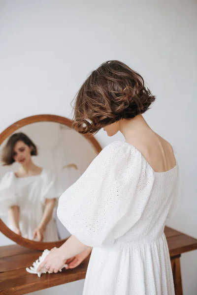 Mooie Sensuele Verlegen Vrouw Een Witte Jurk Voor Een Ronde — Stockfoto