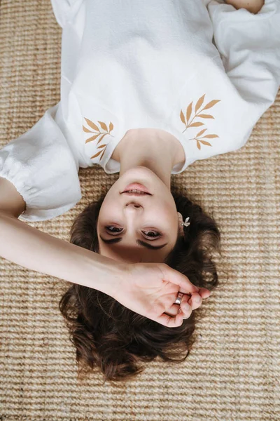 Retrato Revés Una Hermosa Mujer Joven Vestido Verano Con Patrón — Foto de Stock