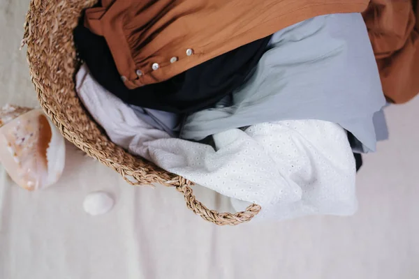 Weidenkorb Voll Mit Sommerkleidern Zum Waschen Von Wäsche Ansicht Von — Stockfoto