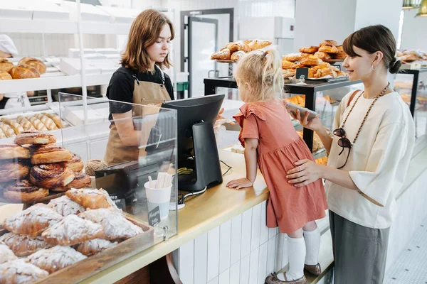 Maman Fille Achètent Des Pâtisseries Dans Une Boulangerie Fille Est — Photo