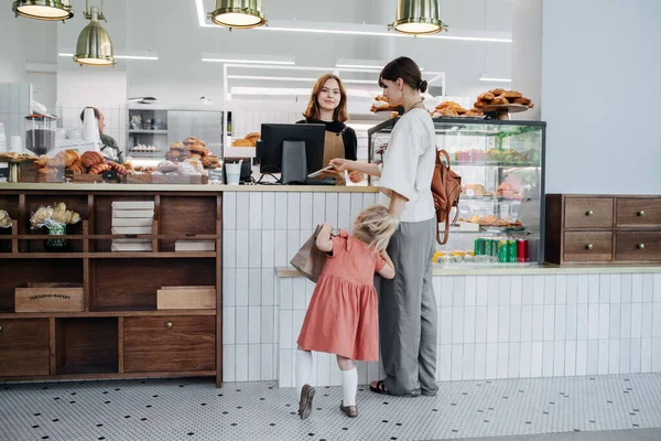 Mère Avec Fille Payant Pour Pâtisserie Dans Une Boulangerie Fille — Photo