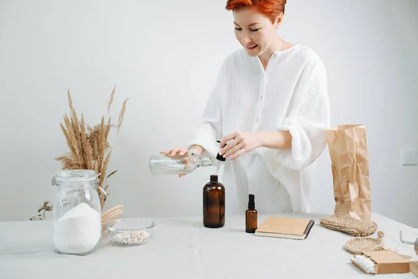 Mutlu Kızıl Saçlı Kadın Kimyager Masada Çevre Dostu Kozmetik Ürünleri — Stok fotoğraf