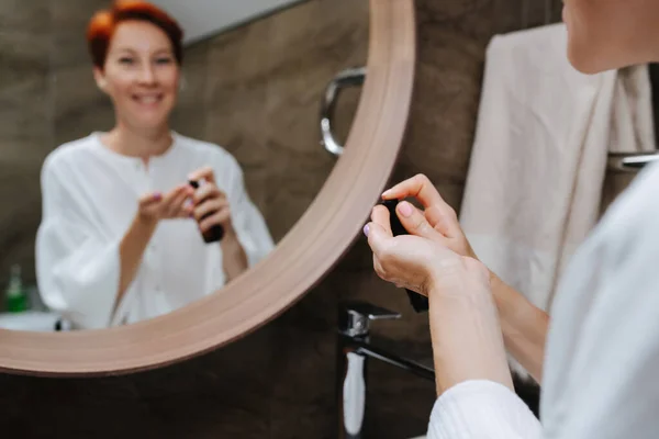 Размытое Зеркальное Отражение Зрелой Женщины Надевающей Косметику Руку Нанести Руки — стоковое фото