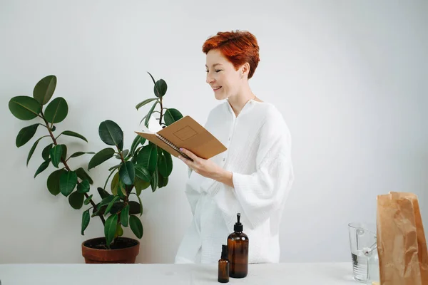 Femme Aux Cheveux Courts Souriante Regardant Carnet Écologique Avec Une — Photo