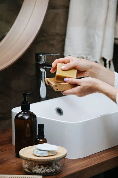 Eko Sabun Bloğu Olan Olgun Bir Kadının Ellerinde Ahşap Sabun — Stok fotoğraf