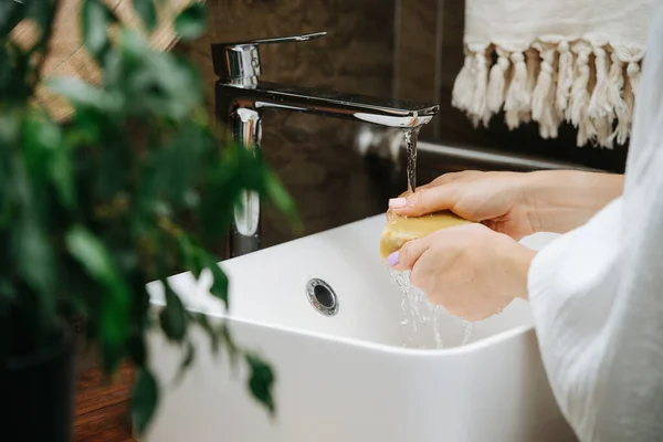 Olgun Bir Kadının Elleri Kendilerini Eko Sabun Bloğuyla Yıkıyor Banyoda — Stok fotoğraf
