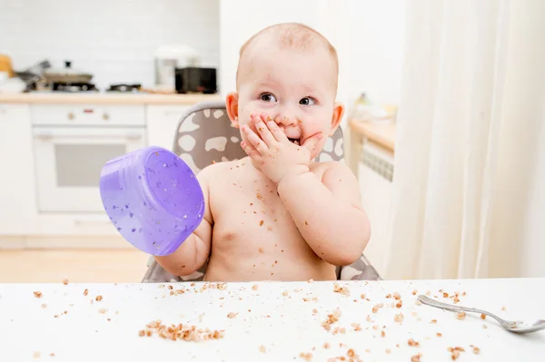 赤ちゃん台所で食べる。幸せなきたない食べる人 — ストック写真