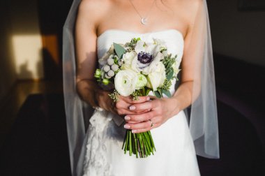 Gelin buketi tutuyor