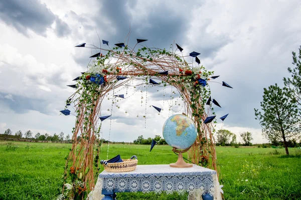 Arco de boda decorado con plano de papel azul . —  Fotos de Stock