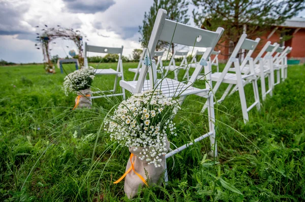 Düğün oturma güzel papatyalar ile dekore edilmiştir. — Stok fotoğraf